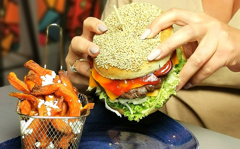 jedzenie hamburgera